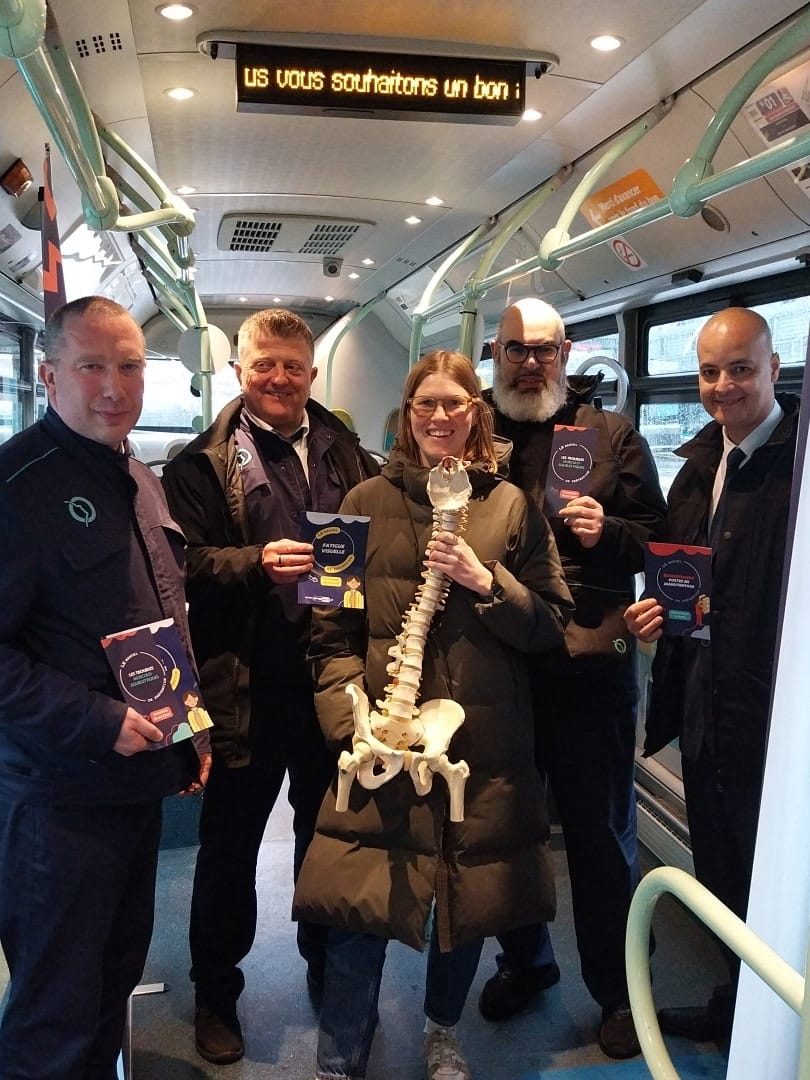 Équipe du Centre Bus Belliard avec les guides de prévention — RATP